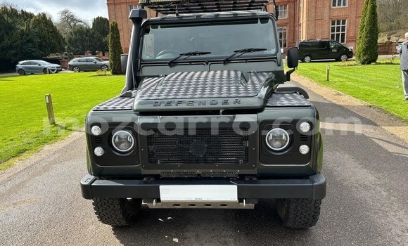 Buy Used Land Rover Defender Green Car in Maputo in Maputo Buy Used Land Rover Defender Green Car in Maputo in Maputo