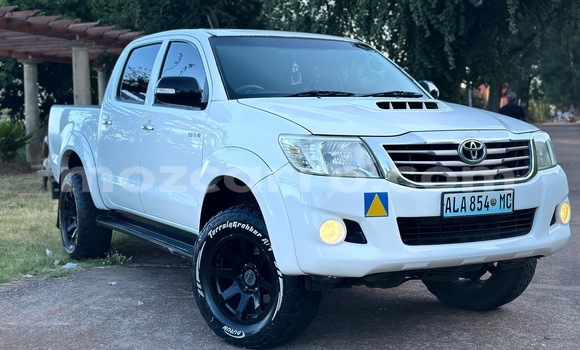 Comprar Usado Toyota Hilux Branco Carro em Maputo em Maputo