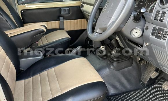 Comprar Usado Toyota Land Cruiser Bege Carro em Maputo em Maputo Comprar Usado Toyota Land Cruiser Bege Carro em Maputo em Maputo