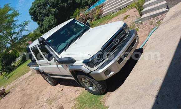 Nunua Ilio tumika Toyota Land Cruiser Prado Nyeupe Gari ndani ya Maputo nchini Maputo