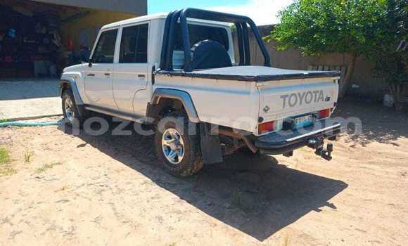 Buy Used Toyota Land Cruiser Prado White Car in Maputo in Maputo Buy Used Toyota Land Cruiser Prado White Car in Maputo in Maputo