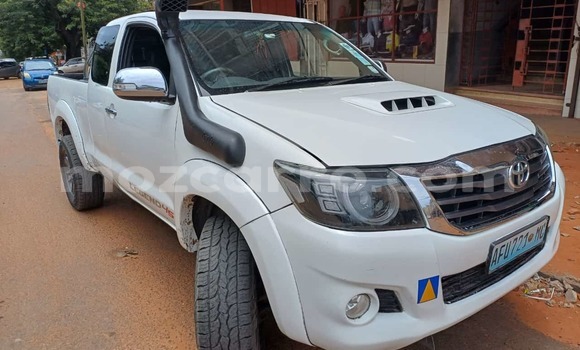 Nunua Ilio tumika Toyota Hilux Nyeupe Gari ndani ya Maputo nchini Maputo