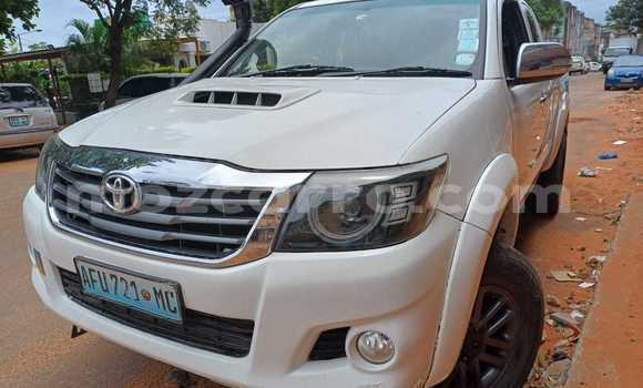 Nunua Ilio tumika Toyota Hilux Nyeupe Gari ndani ya Maputo nchini Maputo Nunua Ilio tumika Toyota Hilux Nyeupe Gari ndani ya Maputo nchini Maputo