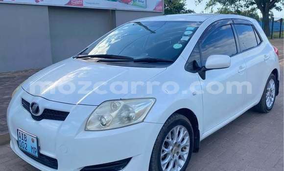 Buy Used Toyota Auris White Car in Búzi in Sofala