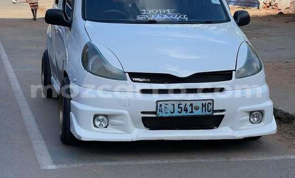 Comprar Usado Toyota FunCargo Branco Carro em Búzi em Sofala