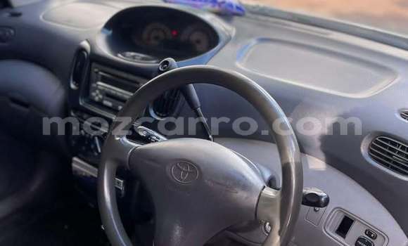 Comprar Usado Toyota FunCargo Branco Carro em Búzi em Sofala Comprar Usado Toyota FunCargo Branco Carro em Búzi em Sofala