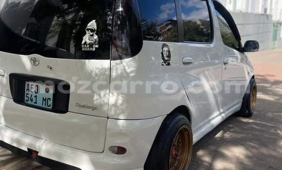 Comprar Usado Toyota FunCargo Branco Carro em Búzi em Sofala Comprar Usado Toyota FunCargo Branco Carro em Búzi em Sofala