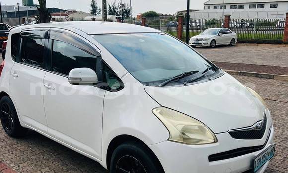 Buy Used Toyota Ractis White Car in Búzi in Sofala