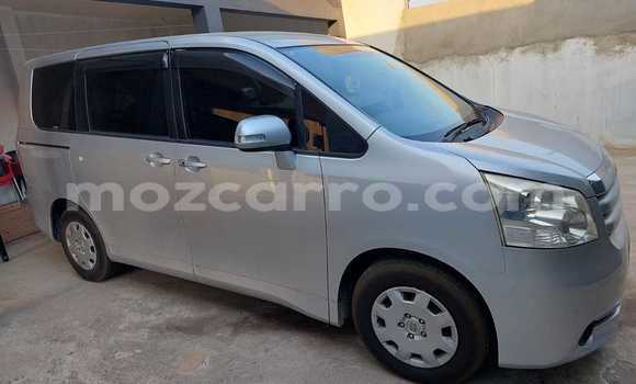 Buy Used Toyota Noah White Car in Maputo in Maputo