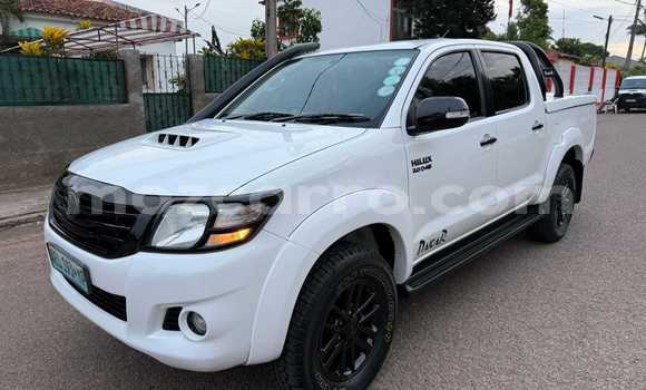 Nunua Ilio tumika Toyota Hilux Nyeupe Gari ndani ya Maputo nchini Maputo