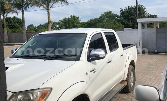 Nunua Ilio tumika Toyota Hilux Nyeupe Gari ndani ya Maputo nchini Maputo Nunua Ilio tumika Toyota Hilux Nyeupe Gari ndani ya Maputo nchini Maputo