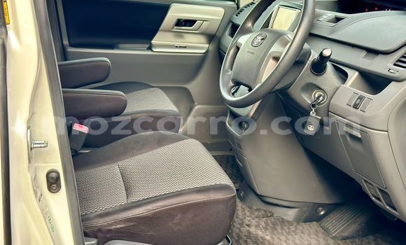 Tenga Tsaru Toyota Noah Chena Mota in Maputo in Maputo Tenga Tsaru Toyota Noah Chena Mota in Maputo in Maputo