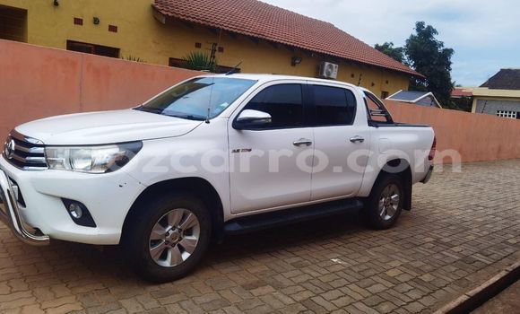 Comprar Usado Toyota Hilux Branco Carro em Maputo em Maputo