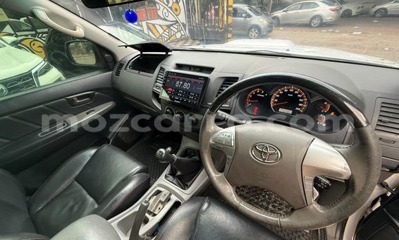 Nunua Ilio tumika Toyota Hilux Nyeupe Gari ndani ya Maputo nchini Maputo Nunua Ilio tumika Toyota Hilux Nyeupe Gari ndani ya Maputo nchini Maputo