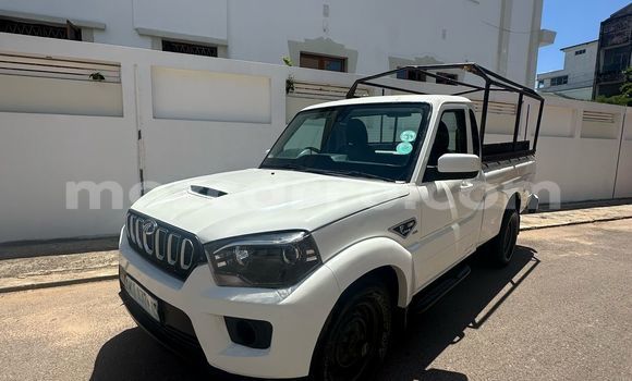 Nunua Ilio tumika Mahindra Armada Nyeupe Gari ndani ya Maputo nchini Maputo