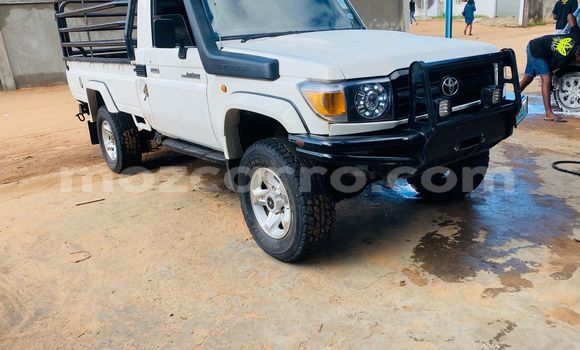 Comprar Usado Toyota Hilux Branco Carro em Maputo em Maputo