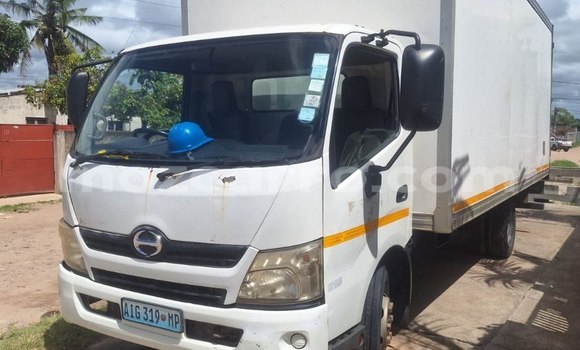 Comprar Usado Hino 300 Series Branco Caminhão em Maputo em Maputo