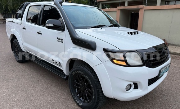 Tenga Tsaru Toyota Hilux Chena Mota in Maputo in Maputo