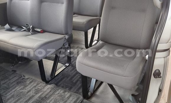 Nunua Ilio tumika Toyota Hiace Nyeupe Gari ndani ya Maputo nchini Maputo Nunua Ilio tumika Toyota Hiace Nyeupe Gari ndani ya Maputo nchini Maputo