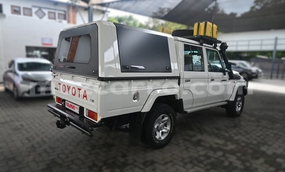 Buy Used Toyota Land Cruiser Silver Car in Maputo in Maputo