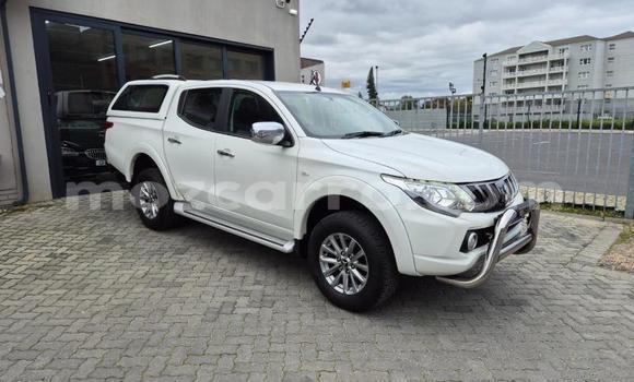 Comprar Usado Mitsubishi Triton Branco Carro em Maputo em Maputo