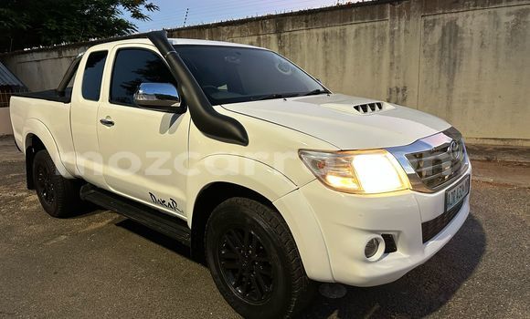 Tenga Tsaru Toyota Hilux Chena Mota in Maputo in Maputo