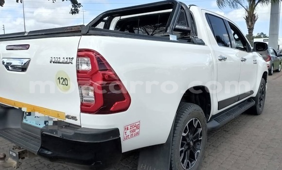Nunua Ilio tumika Toyota Hilux Nyeupe Gari ndani ya Maputo nchini Maputo Nunua Ilio tumika Toyota Hilux Nyeupe Gari ndani ya Maputo nchini Maputo
