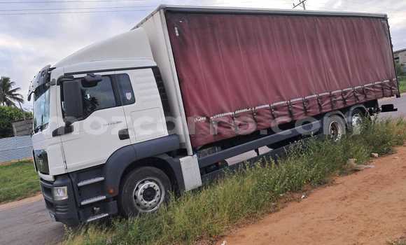 Comprar Usado AC Aceca Branco Carro em Maputo em Maputo