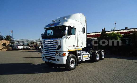 Buy Used Caterpillar 120 White Truck in Maputo in Maputo Buy Used Caterpillar 120 White Truck in Maputo in Maputo