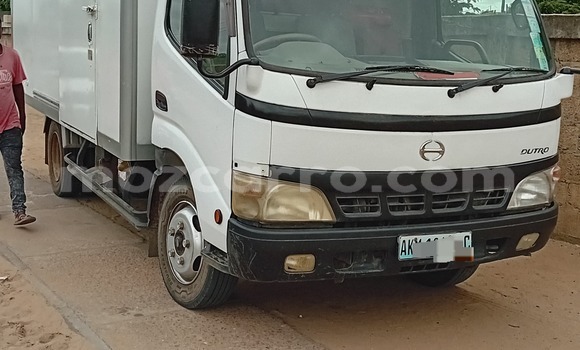 Comprar Usado Toyota Dyna Branco Carro em Maputo em Maputo