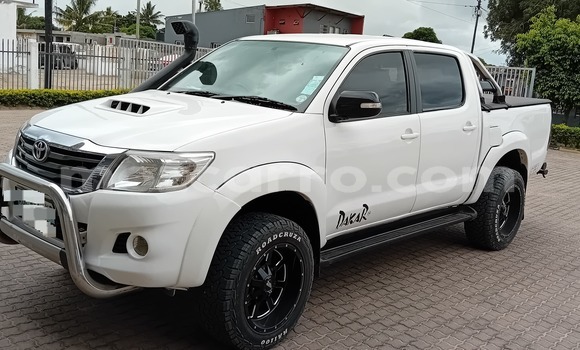 Buy Used Toyota Hilux White Car in Maputo in Maputo