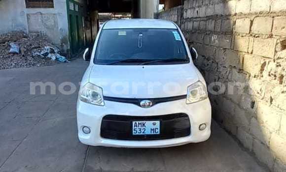 Nunua Ilio tumika Toyota Sienta Nyeupe Gari ndani ya Maputo nchini Maputo