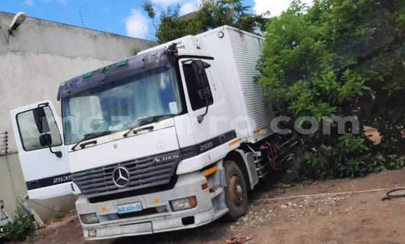 Comprar Usado Mercedes‒Benz Arocs Branco Caminhão em Maputo em Maputo Comprar Usado Mercedes‒Benz Arocs Branco Caminhão em Maputo em Maputo