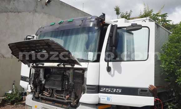 Comprar Usado Mercedes‒Benz Arocs Branco Caminhão em Maputo em Maputo Comprar Usado Mercedes‒Benz Arocs Branco Caminhão em Maputo em Maputo