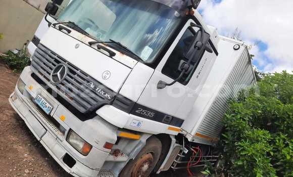 Comprar Usado Mercedes‒Benz Arocs Branco Caminhão em Maputo em Maputo Comprar Usado Mercedes‒Benz Arocs Branco Caminhão em Maputo em Maputo