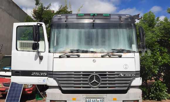 Comprar Usado Mercedes‒Benz Arocs Branco Caminhão em Maputo em Maputo Comprar Usado Mercedes‒Benz Arocs Branco Caminhão em Maputo em Maputo