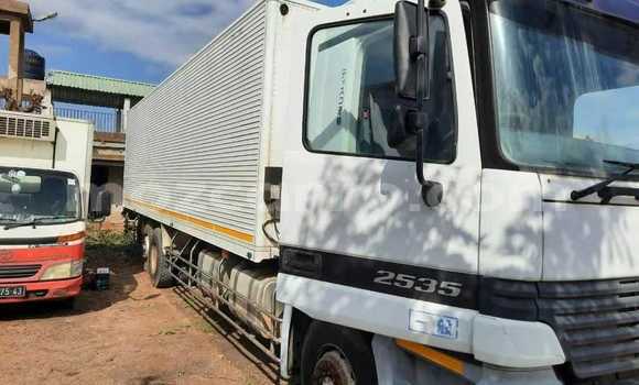 Comprar Usado Mercedes‒Benz Arocs Branco Caminhão em Maputo em Maputo Comprar Usado Mercedes‒Benz Arocs Branco Caminhão em Maputo em Maputo