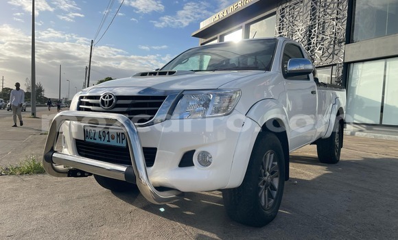 Comprar Usado Toyota Hilux Branco Carro em Maputo em Maputo