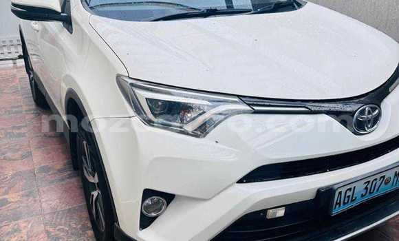 Nunua Ilio tumika Toyota RAV4 Nyeupe Gari ndani ya Maputo nchini Maputo