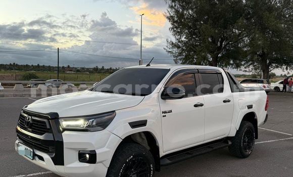 Buy Used Toyota Hilux White Car in Maputo in Maputo