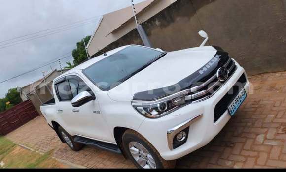 Comprar Usado Toyota Hilux Branco Carro em Maputo em Maputo