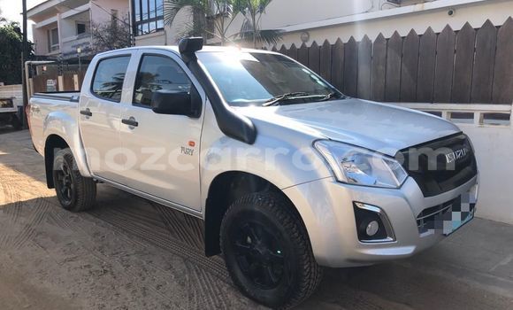 Nunua Ilio tumika Isuzu D-MAX Fedha Gari ndani ya Maputo nchini Maputo Nunua Ilio tumika Isuzu D-MAX Fedha Gari ndani ya Maputo nchini Maputo