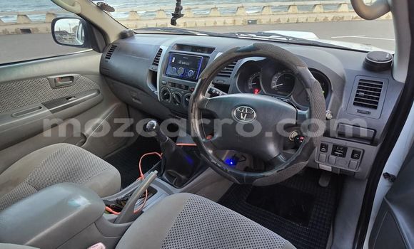 Nunua Ilio tumika Toyota Hilux Nyeupe Gari ndani ya Maputo nchini Maputo Nunua Ilio tumika Toyota Hilux Nyeupe Gari ndani ya Maputo nchini Maputo