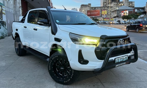 Buy Used Toyota Hiluxe Revo White Car in Maputo in Maputo