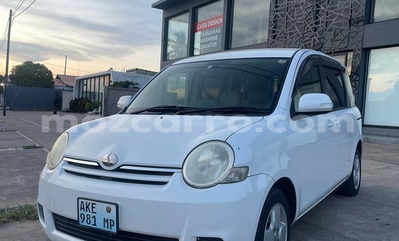 Nunua Ilio tumika Toyota Sienta Nyeupe Gari ndani ya Maputo nchini Maputo