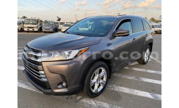 Tenga Imported Toyota Highlander Zvimwe Mota in Import - Dubai in Cabo Delgado Tenga Imported Toyota Highlander Zvimwe Mota in Import - Dubai in Cabo Delgado