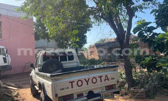 Comprar Usado Toyota Land Cruiser Branco Carro em Maputo em Maputo Comprar Usado Toyota Land Cruiser Branco Carro em Maputo em Maputo