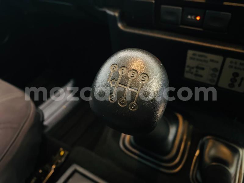 Big with watermark land rover defender maputo maputo 38850