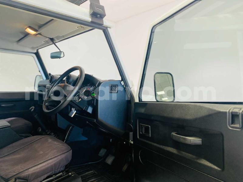 Big with watermark land rover defender maputo maputo 38850