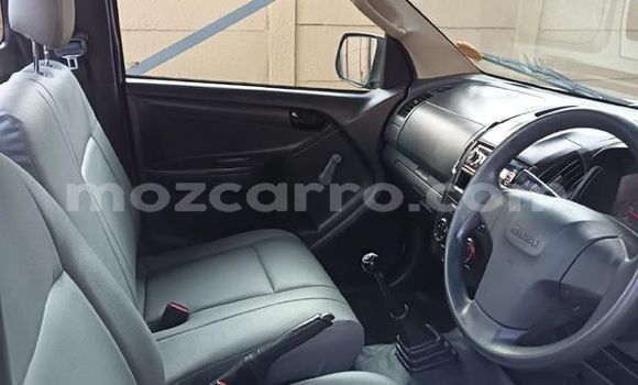 Comprar Usado Isuzu KB Branco Carro em Maputo em Maputo Comprar Usado Isuzu KB Branco Carro em Maputo em Maputo